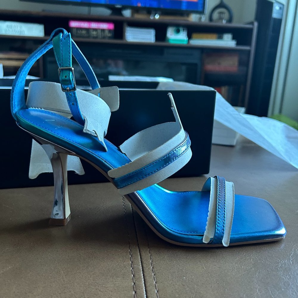 BRAND NEW BLUE METALLIC MARC FISHER HEELS